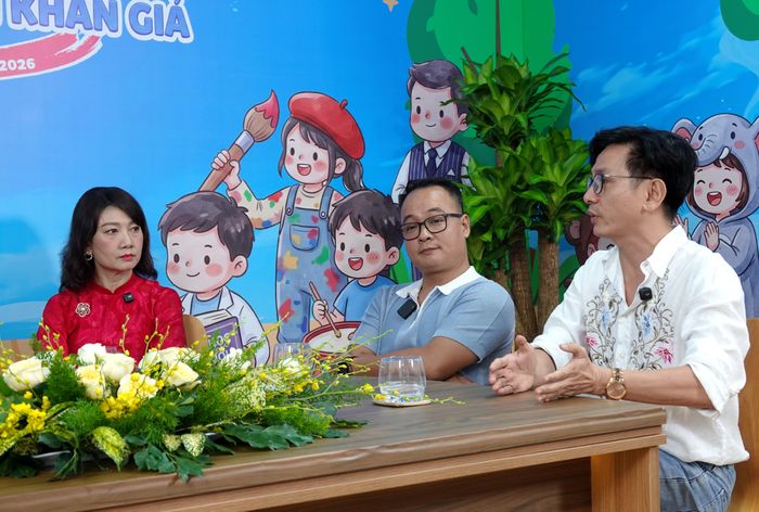  Nghệ sĩ - đạo diễn Đình Toàn chia sẻ những khó khăn, trở ngại của đơn vị nghệ thuật tư nhân trong hành trình thực hiện các tác phẩm sân khấu thiếu nhi. Ảnh: THÚY BÌNH 