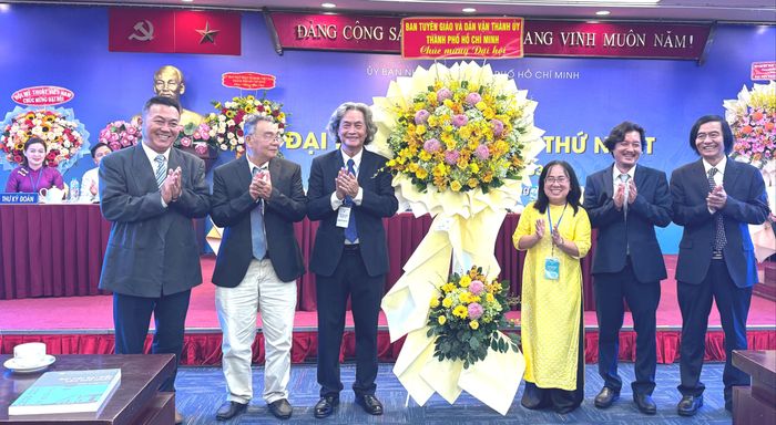 Đại diện Ban Tuyên giáo và Dân vận Thành ủy TPHCM tặng hoa chúc mừng Đại hội