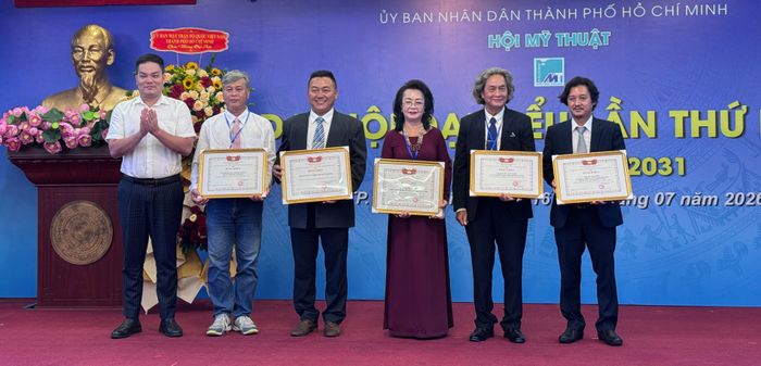 Tại Đại hội, Ban tổ chức trao bằng khen của UBND TPHCM cho các cá nhân, tập thể đóng góp vào sự phát triển mỹ thuật thành phố