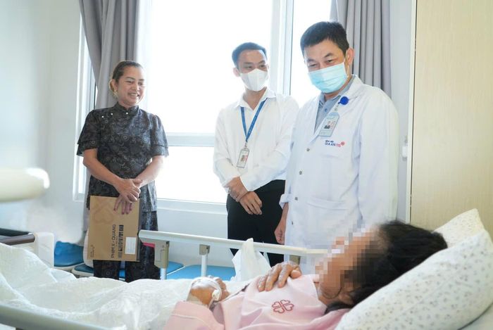  Bác sĩ thăm khám cho người bệnh (Ảnh: BVCC) 
