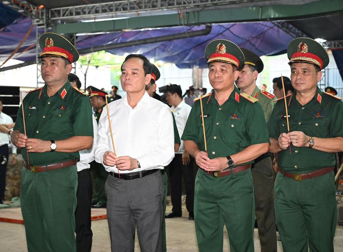  Bí thư Thành ủy TPHCM Trần Lưu Quang cùng các đại biểu dâng hương tại khu vực tìm kiếm hài cốt liệt sĩ. Ảnh: VIỆT DŨNG 