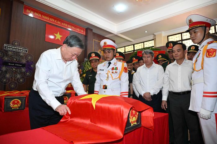  Tổng Bí thư, Chủ tịch nước Tô Lâm tại khu vực quàn hài cốt liệt sĩ. Ảnh: VIỆT DŨNG 