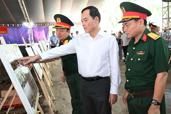  Bí thư Thành ủy TPHCM Trần Lưu Quang tham quan khu vực trưng bày các hình ảnh trong quá trình thực hiện nhiệm vụ tìm kiếm, quy tập hài cốt liệt sĩ tại Công viên Lê Thị Riêng. Ảnh: VIỆT DŨNG 
