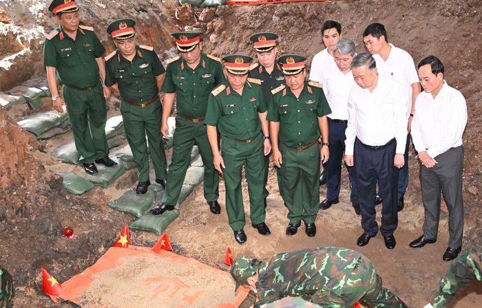  Tổng Bí thư, Chủ tịch nước Tô Lâm cùng các đại biểu trực tiếp kiểm tra công tác tìm kiếm hài cốt liệt sĩ. Ảnh: VIỆT DŨNG 