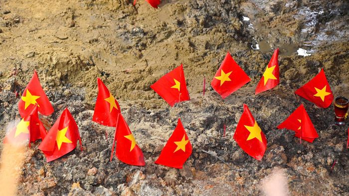  Công tác tìm kiếm, quy tập hài cốt liệt sĩ tại Công viên Lê Thị Riêng, chiều 17-7. Ảnh: MẠNH THẮNG 