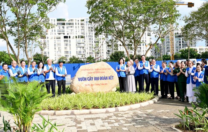  Lãnh đạo TPHCM dự Lễ khánh thành công trình Vườn cây Đại đoàn kết tại phường Tân Mỹ (TPHCM). Ảnh: VĂN MINH 