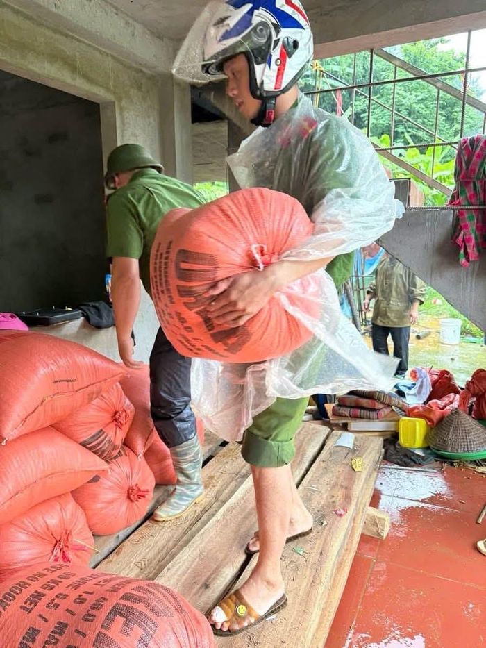  Công an tỉnh Lai Châu hỗ trợ nhân dân tại xã Mường Than sơ tán đồ đạc, lương thực... 