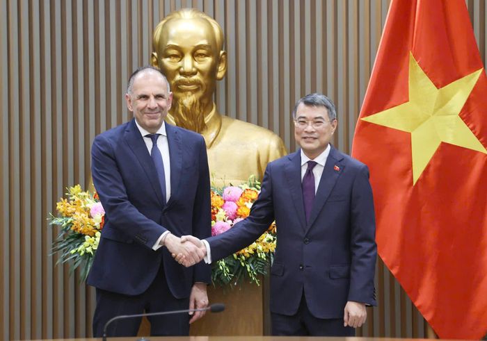 Thủ tướng Lê Minh Hưng tiếp Bộ trưởng Ngoại giao Hy Lạp George Gerapetritis, chiều 17-7. Ảnh: VIẾT CHUNG