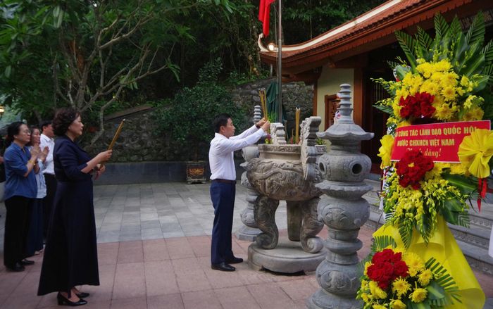  Đoàn dâng hương tri ân các Anh hùng liệt sĩ tại Khu di tích Hang tám Thanh niên xung phong 