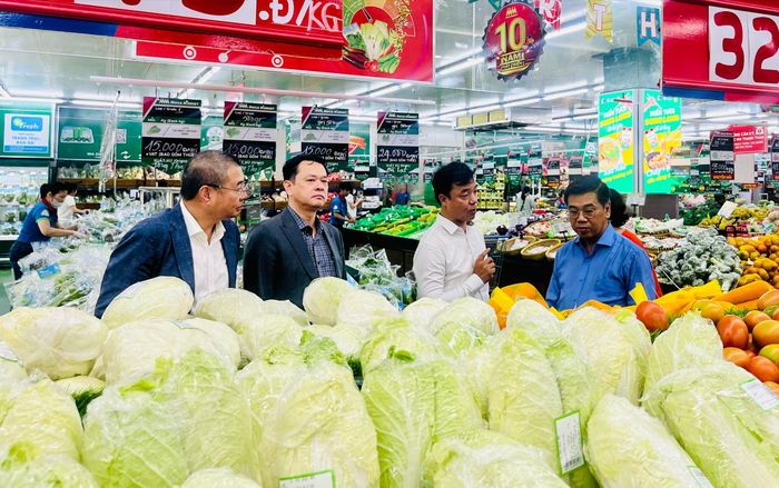 Phó Chủ tịch HĐND TPHCM Nguyễn Văn Dũng cùng đoàn tham quan MM Mega Market An Phú, TPHCM, chiều 17-7