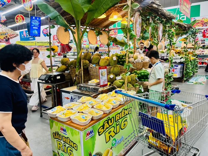 Sầu riêng được bày bán tại MM Mega Market An Phú