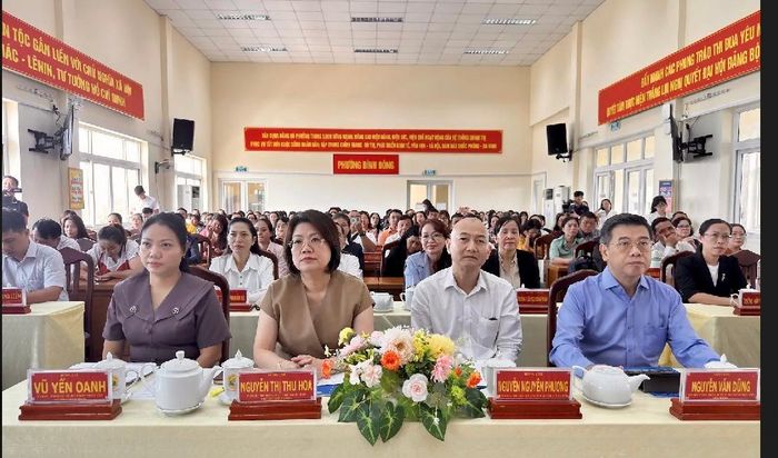 Các đại biểu tham dự Lễ công bố thí điểm mô hình “Tick xanh trách nhiệm” trong bếp ăn trường học tại phường Bình Đông