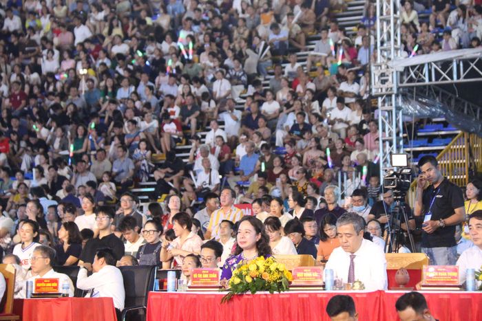  Các đại biểu cùng hàng ngàn người dân tham dự buổi lễ. Ảnh: TIẾN THẮNG 