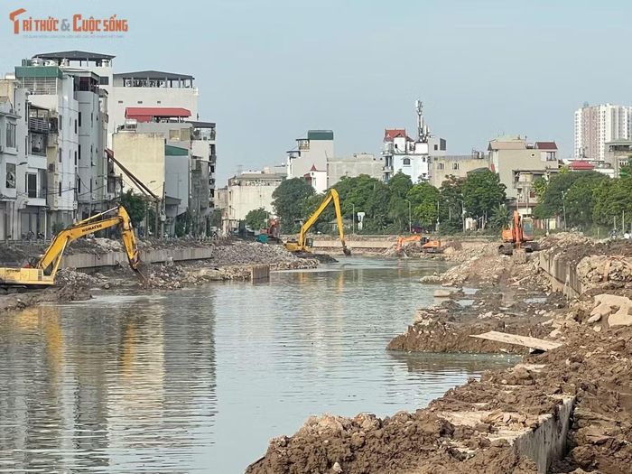 Sau hơn nửa năm triển khai, phần lớn hạng mục chính của dự án đã cơ bản hoàn thành. Hệ thống kè hai bên bờ sông được xây dựng đồng bộ, nhiều đoạn đã hoàn thiện kết cấu.
