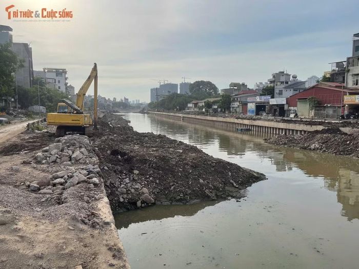 Tại một số vị trí, công nhân tiếp tục gia cố những hạng mục cuối, đồng thời xử lý các chi tiết kỹ thuật trước khi nghiệm thu.