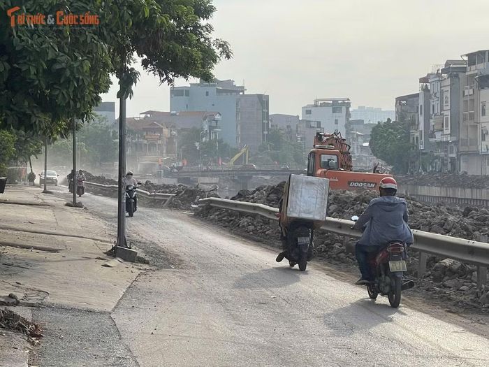 Xe tải và phương tiện vận chuyển vật liệu hoạt động liên tục khiến một số đoạn đường quanh công trường xuất hiện bụi trong điều kiện thời tiết khô ráo.