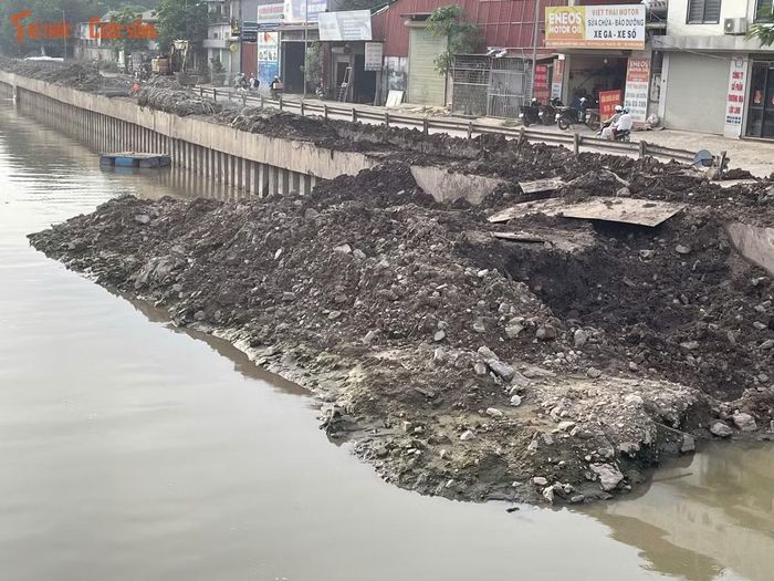 Khối lượng lớn bùn đất được đưa lên từ lòng sông và tập kết ven bờ để chờ vận chuyển, xử lý. Công tác này được thực hiện song song với quá trình nạo vét trên toàn tuyến.