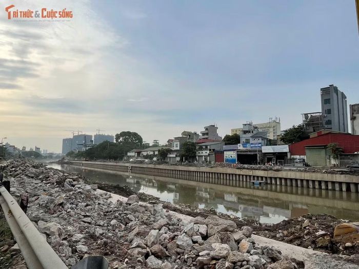 Hệ thống kè bê tông cùng đường quản lý dọc hai bên bờ sông đã cơ bản hoàn thiện, nhiều đoạn đã đủ điều kiện để chuyển sang các hạng mục cuối.
