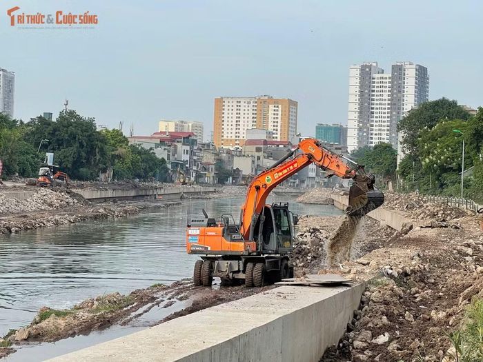 Nhiều mũi thi công vẫn được duy trì dọc tuyến, các phương tiện cơ giới liên tục ra vào phục vụ quá trình hoàn thiện công trình.
