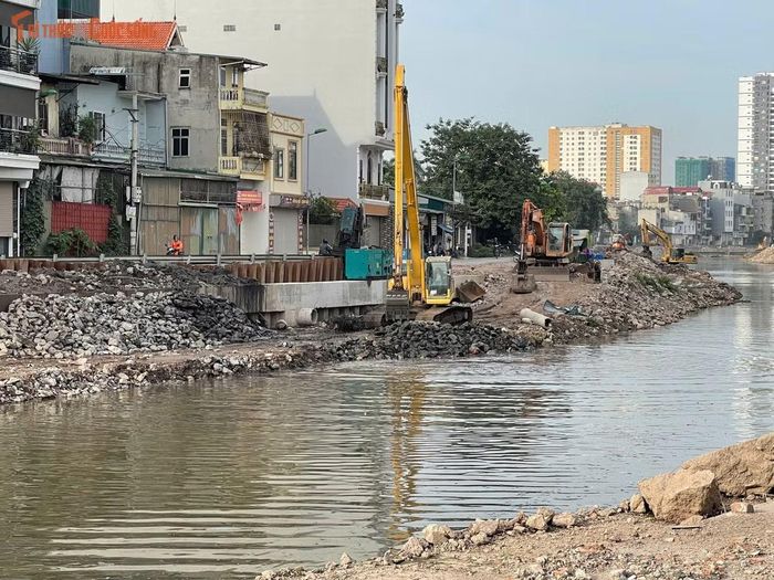 Máy xúc tiếp tục xử lý bùn đất và san gạt tại một số vị trí trên tuyến. Nhiều mũi thi công vẫn được duy trì nhằm bảo đảm tiến độ hoàn thành công trình.