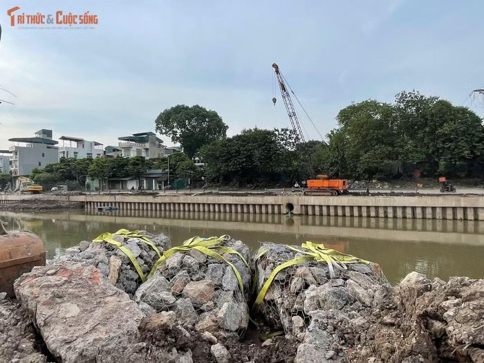 Hạng mục rọ đá gia cố mái kè đang được hoàn thiện tại nhiều vị trí dọc tuyến. Đây là lớp bảo vệ giúp ổn định bờ sông và hạn chế nguy cơ sạt lở.