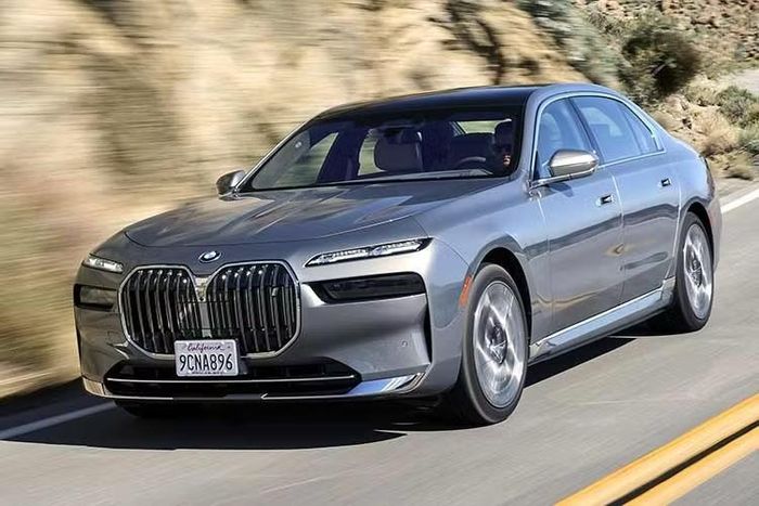 BMW triệu hồi hơn 2.200 xe lỗi hệ thống hỗ trợ phanh.