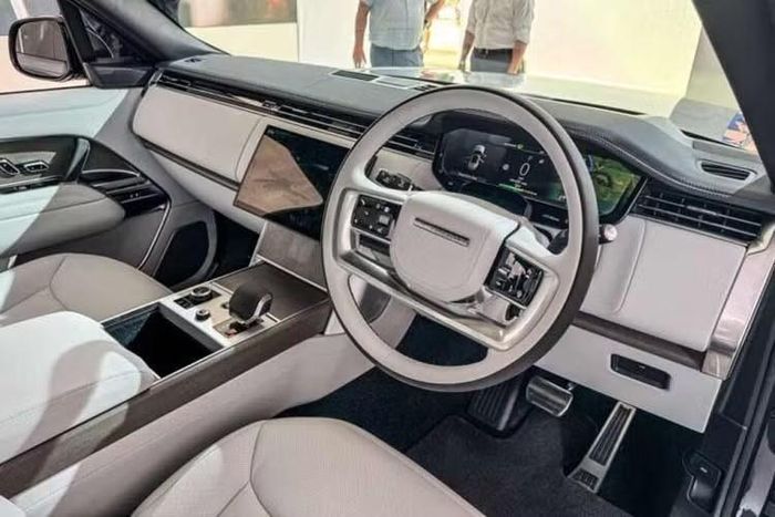 Về nội thất, khoang lái của Range Rover Electric có các tùy chọn cấu hình 4, 5 hoặc 7 chỗ ngồi. Tiêu chuẩn là chất liệu bọc ghế không sử dụng da, trong khi khách hàng vẫn có thể lựa chọn các loại da Windsor hoặc Semi-Aniline.