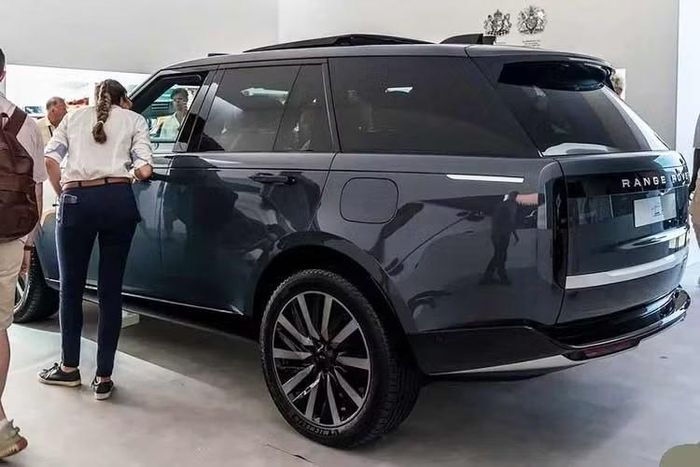 Về ngoại thất, Range Rover Electric có kiểu dáng gần như giống với các phiên bản sử dụng động cơ mild-hybrid (MHEV) và plug-in hybrid (PHEV). Điểm khác biệt dễ nhận thấy nằm ở khu vực lưới tản nhiệt, khi Land Rover vẫn giữ các khe hút gió nhưng tinh chỉnh lại thiết kế thay vì sử dụng mặt ca-lăng kín như nhiều mẫu xe điện khác.