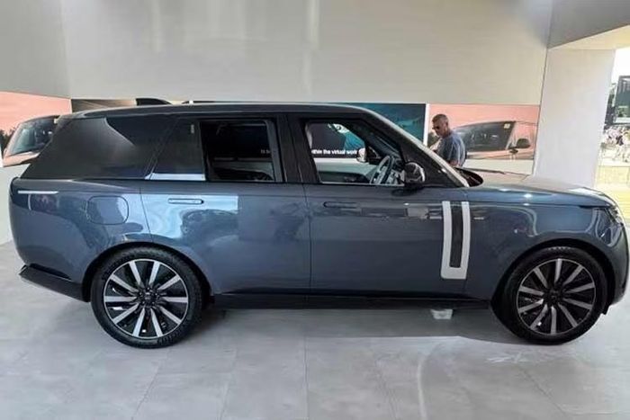 Đây là sản phẩm chạy điện hoàn toàn đầu tiên trong lịch sử của thương hiệu Land Rover. Dù loại bỏ động cơ đốt trong, mẫu SUV mới vẫn được phát triển xoay quanh những đặc trưng lâu đời của thương hiệu, gồm khả năng vận hành êm ái, mạnh mẽ, không gian nội thất sang trọng và năng lực vượt địa hình.