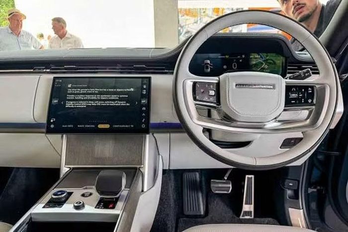 Xe sở hữu bảng đồng hồ kỹ thuật số 13,7 inch kết hợp màn hình cảm ứng trung tâm cong 13,1 inch, tương tự các mẫu Range Rover hiện hành. Bên cạnh đó, JLR còn giới thiệu ứng dụng "One App", cho phép người dùng điều khiển nhiều chức năng của xe, sử dụng các tiện ích kết nối và thực hiện thanh toán chi phí sạc điện thông qua điện thoại.