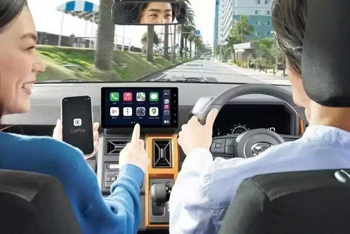Bên trong khoang lái, Taft được trang bị bảng đồng hồ kỹ thuật số với màn hình 7 inch và giao diện hiển thị mới. Màn hình giải trí trung tâm 9 inch vẫn là trang bị tùy chọn. Daihatsu cũng bổ sung hộp chứa đồ dưới khoang hành lý có thể tháo rời để tăng tính tiện dụng, trong khi cửa sổ trời toàn cảnh tiếp tục được duy trì.