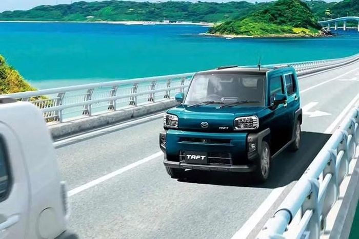 Cả hai phiên bản đều kết hợp hộp số vô cấp CVT và cho phép khách hàng lựa chọn giữa hệ dẫn động cầu trước hoặc dẫn động bốn bánh. Tại Nhật Bản, Daihatsu Taft 2027 có giá khởi điểm từ 1.435.500 yên (khoảng 8.800 USD - tương đương 230 triệu đồng) cho phiên bản dẫn động cầu trước sử dụng động cơ hút khí tự nhiên.