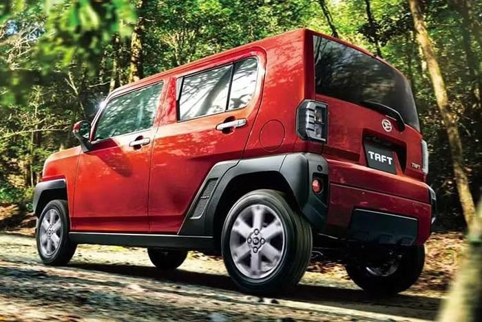 Phiên bản Rugged Venture nổi bật với lưới tản nhiệt và nẹp cửa cốp hoàn thiện theo tông màu Smoked Chrome kết hợp đen. Xe sử dụng bộ mâm hợp kim 15 inch màu Gunmetal cùng các chi tiết trang trí nội thất đồng bộ.