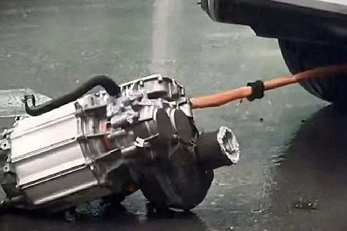 Cụm mô tơ điện bị tách khỏi vị trí lắp đặt và kéo lê phía sau xe.