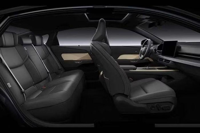 Theo công bố của hãng, ES350h tăng tốc từ 0-100 km/h trong 7,7 giây với bản dẫn động cầu trước và 7,5 giây với bản AWD, tốc độ tối đa đạt 195 km/h. Điểm đáng chú ý nhất trên thế hệ mới là lần đầu tiên Lexus bổ sung hai phiên bản thuần điện.