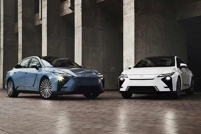 Đối với các phiên bản thuần điện, Lexus cho biết xe hỗ trợ sạc xoay chiều AC công suất tối đa 6,6 kW và sạc nhanh DC công suất tối đa 150 kW. Trong điều kiện phù hợp, thời gian sạc từ 10% lên 80% bằng sạc nhanh DC khoảng 28 phút. Sau khi mở bán, mẫu xe này sẽ cạnh tranh với các đối thủ như Mercedes-Benz E-Class, BMW 5 Series và Volvo S90.