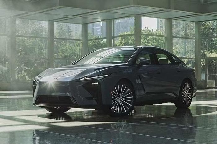 Phiên bản thuần điện sở hữu phần đầu xe dạng kín, trong khi bản hybrid vẫn duy trì lưới tản nhiệt hình con suốt đặc trưng của Lexus nhưng với kích thước nhỏ gọn hơn trước. Hệ thống chiếu sáng trước sau đều mang đồ họa chữ L sắc lẹm, tạo nên nhận diện thương hiệu không thể nhầm lẫn trên đường phố.