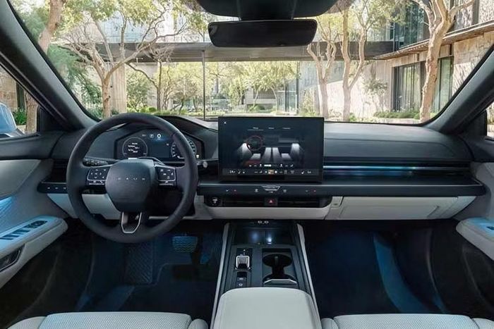 Bên trong khoang lái, Lexus tiếp tục theo đuổi xu hướng tối giản khi cắt giảm đáng kể các nút bấm vật lý. Trung tâm bảng táp-lô là màn hình giải trí 14 inch đặt nổi, phía sau vô-lăng là bảng đồng hồ kỹ thuật số 12,3 inch. Các phím điều khiển cảm ứng phía dưới màn hình chỉ hiển thị khi được kích hoạt.