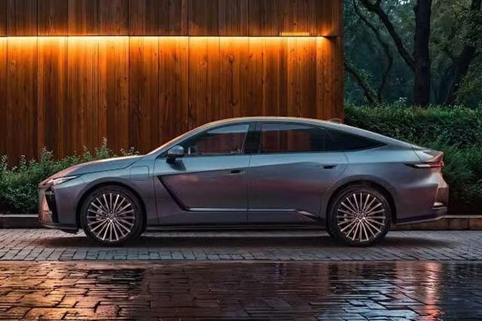 So với thế hệ trước, mẫu xe sedan hạng sang Lexus ES 2026 được mở rộng đáng kể về kích thước. Xe có chiều dài 5.140 mm, rộng 1.920 mm và cao từ 1.555 - 1.560 mm, trong khi chiều dài cơ sở đạt 2.950 mm. Xe được phát triển theo ngôn ngữ thiết kế mới, kế thừa nhiều chi tiết từ mẫu concept LF-ZC từng ra mắt năm 2023.