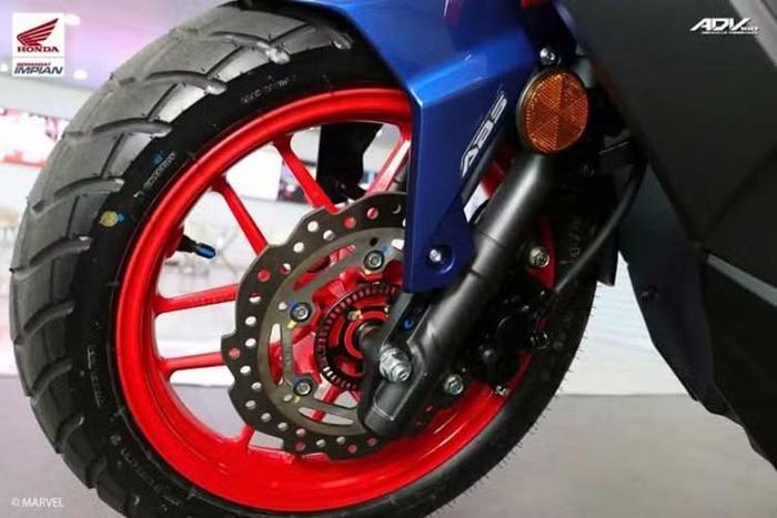 Về khả năng vận hành, phiên bản đặc biệt vẫn giữ nguyên cấu hình kỹ thuật của ADV160 tiêu chuẩn. Xe sử dụng động cơ eSP+ xi-lanh đơn dung tích 156,9 cc, làm mát bằng dung dịch và phun xăng điện tử PGM-Fi.