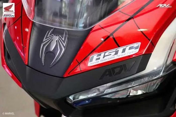 Không chỉ sở hữu ngoại hình độc quyền, mỗi chủ nhân của ADV160 Spider-Man Edition còn nhận kèm bộ quà tặng sưu tầm gồm hộp quà cao cấp, bình giữ nhiệt tích hợp màn hình LED, nắp bình xăng phiên bản giới hạn, huy hiệu nhận diện và giấy chứng nhận đánh số thứ tự từng xe.