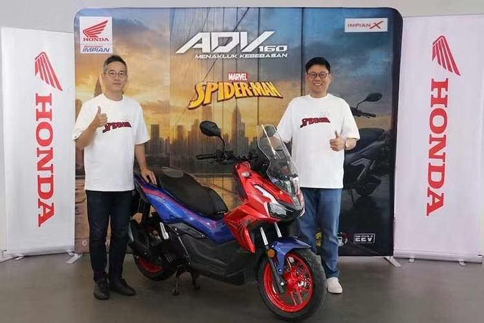 Honda ADV160 Spider-Man Edition 2026 vừa chính thức ra mắt tại thị trường Malaysia, lấy cảm hứng từ siêu anh hùng Người Nhện của Marvel. Theo công bố từ hãng, chỉ 300 chiếc ADV160 Spider-Man Edition được sản xuất.