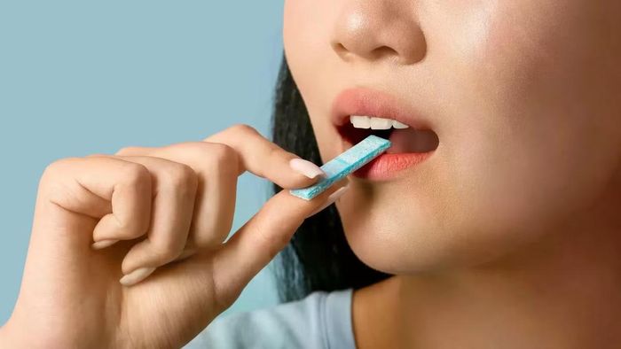 Việc nhai kẹo cao su có đường sau khi ăn củ dền hoặc rau lá xanh đã làm tăng nhanh các hợp chất hạ huyết áp.