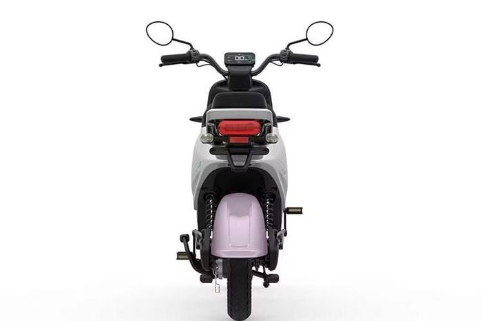 Không gian sử dụng cũng được VinFast chú trọng. Xe trang bị màn hình LED màu hiển thị đầy đủ các thông số vận hành, cốp chứa đồ dung tích 12 lít đủ để cất mũ bảo hiểm cùng nhiều vật dụng cá nhân. Thiết kế pin đặt dưới sàn để chân giúp hạ thấp trọng tâm, trong khi vị trí gác chân phía sau được bố trí tách rời nhằm tăng sự thoải mái cho người ngồi sau.
