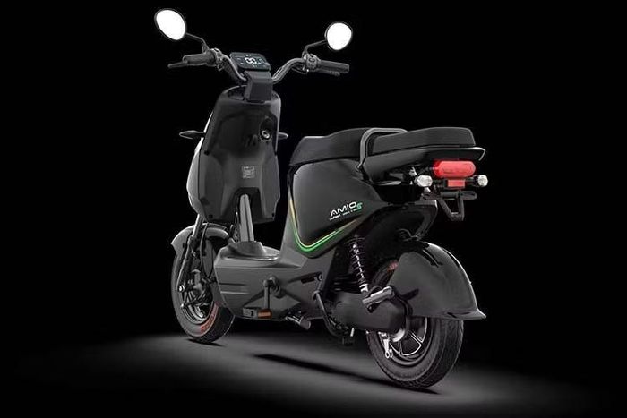 Hệ thống treo sử dụng giảm xóc thủy lực ở cả hai bánh, kết hợp phanh cơ, hướng đến trải nghiệm vận hành ổn định trên các tuyến đường đô thị. Một điểm nổi bật khác là tiêu chuẩn chống nước IP67, cho phép xe hoạt động trong điều kiện ngập nước sâu tới 0,5 m trong thời gian tối đa 30 phút, đáp ứng tốt điều kiện thời tiết mưa lớn thường gặp tại nhiều tỉnh, thành phố.