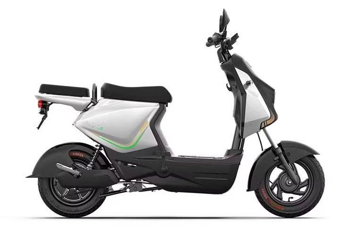 Xe hướng đến nhu cầu đi học và di chuyển hàng ngày của học sinh. Điểm đáng chú ý nhất trên Amio S2 là tốc độ tối đa được giới hạn ở 25 km/h. Theo quy định hiện hành, đây là nhóm phương tiện không yêu cầu giấy phép lái xe, phù hợp với học sinh từ 16 tuổi.