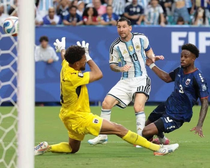 Lionel Messi ghi bàn mở tỉ số cho Argentina trong trận thắng đầy căng thẳng trước Cape Verde ở vòng 1/16 World Cup 2026. Ảnh: Getty.