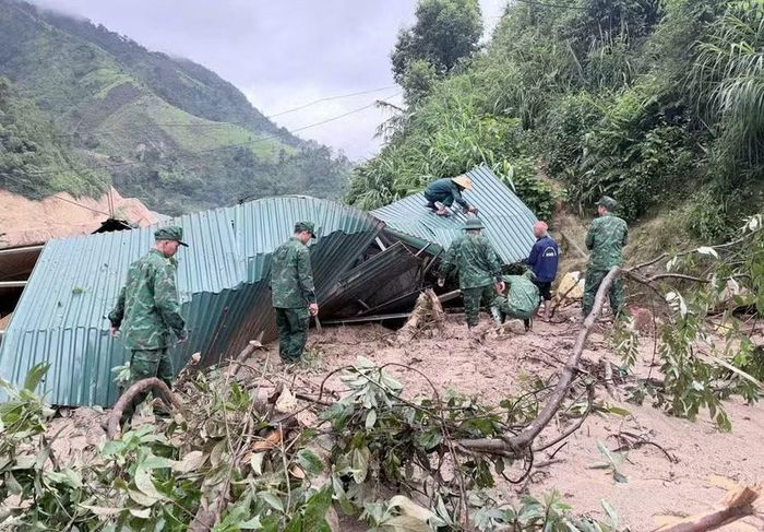 Chiến sĩ Đồn Biên phòng Pa Ủ giúp dân khắc phục hậu quả.