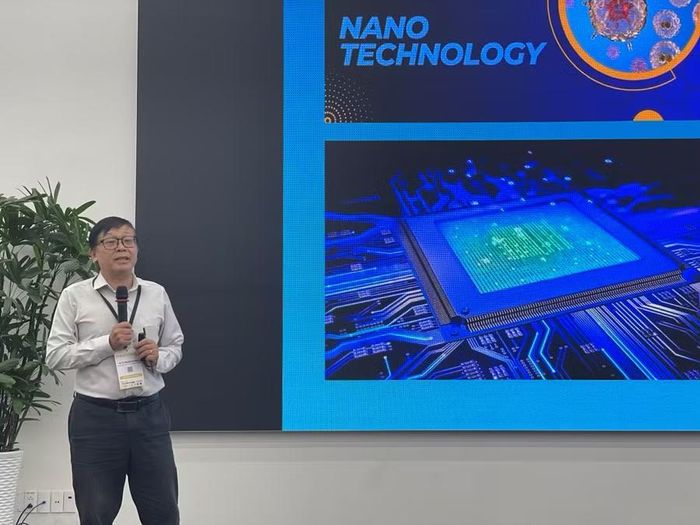 GS.TS Nguyễn Cửu Khoa chia sẻ về nghiên cứu công nghệ nano trong y học tại hội nghị. Ảnh: Hà An.