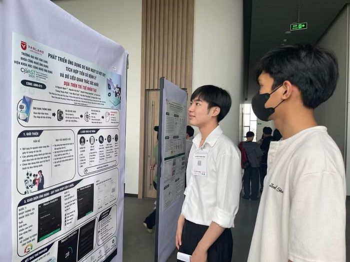 Sinh viên tìm hiểu các nghiên cứu trên poster tại hội nghị. Ảnh: Hà An.